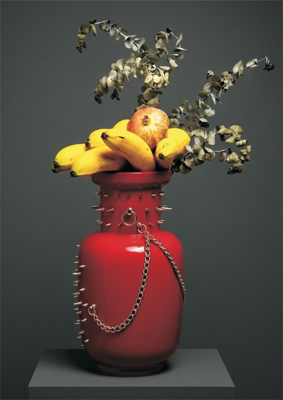 Image 1 of NOT VANILLA – Vaso in gres fatto a mano, rosso, con catene e punte