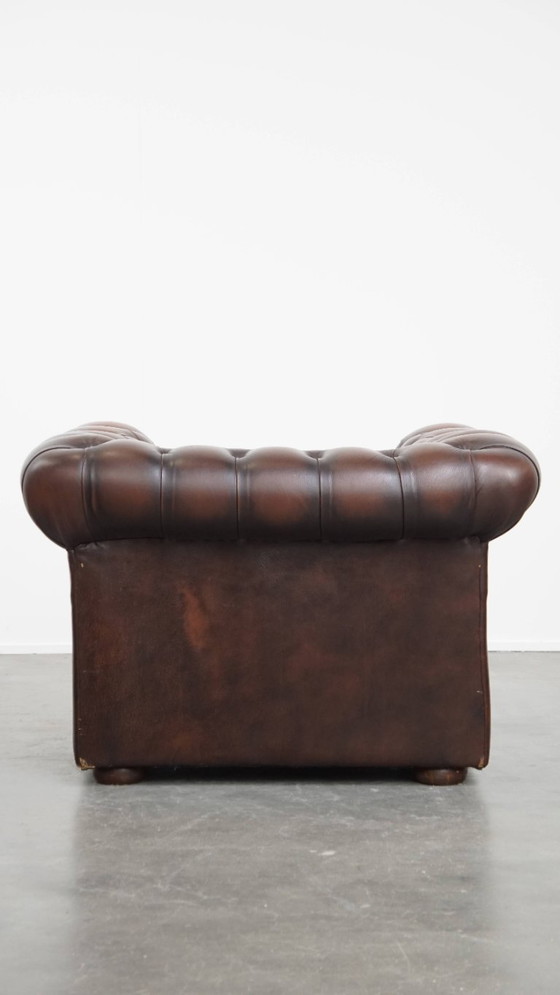 Image 1 of Donkerbruine Engelse rundleren chesterfield fauteuil met siernagels