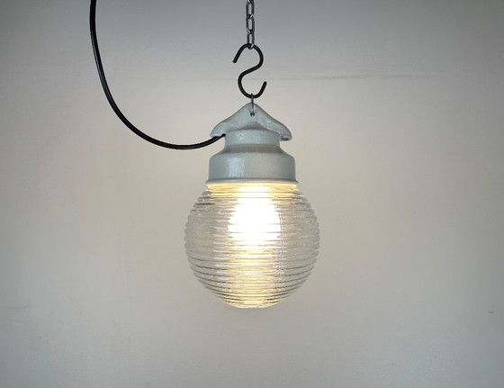 Image 1 of Industriële witte porseleinen hanglamp met geribbeld glas, jaren 70