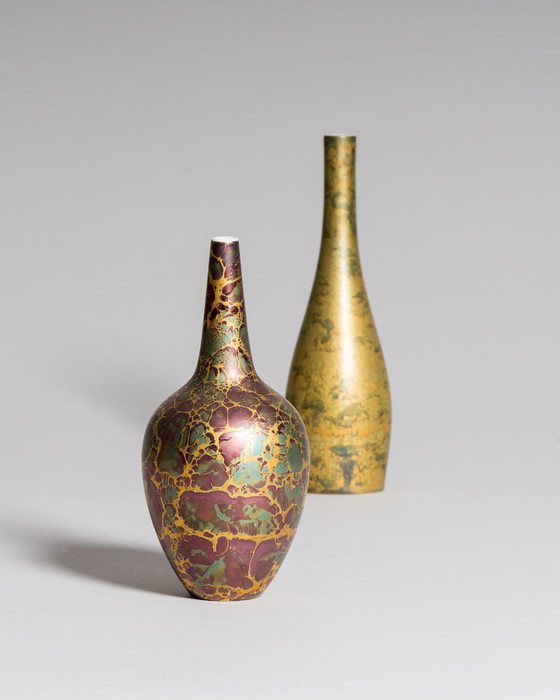 Image 1 of Duo di vasi in porcellana dipinti a mano da Helmut Drexler - Verde lilla intricato con dettagli in oro