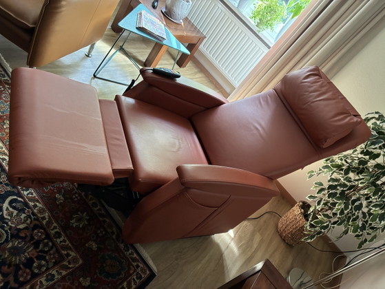 Poltrona Relax Elettrica con Funzione Alzapersona, Pelle Cognac – Fitform, Poltrone relax, Leather, Plastic (photo 6 of 8)