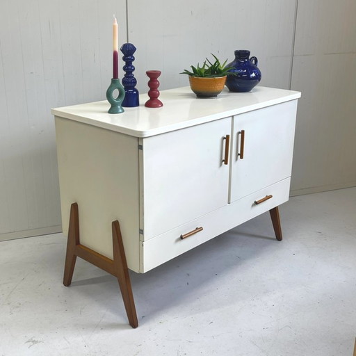 Cómoda/cajonera vintage de los años 60 con patas inclinadas.