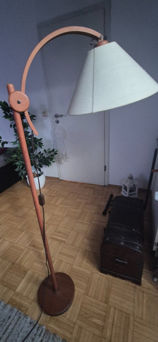 Schöne Teak - Stehlampe in wunderbarem dänischem, skandinavischen Design. Hersteller Domus in den 60er/70er Jahren. Ausführung G