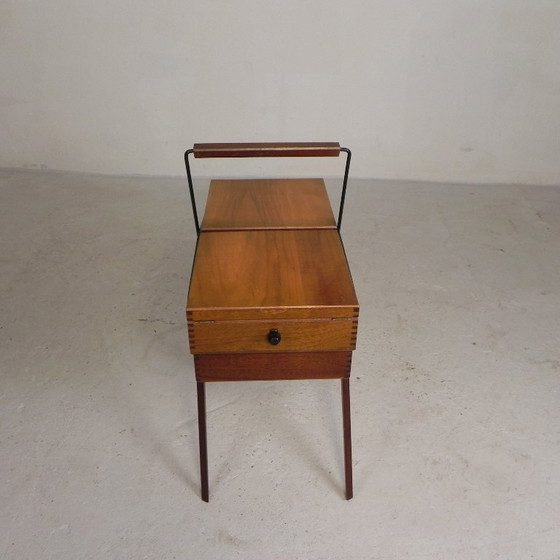 Image 1 of Coffre à couture vintage, coffre de rangement pliable à pieds inclinés, années 1950