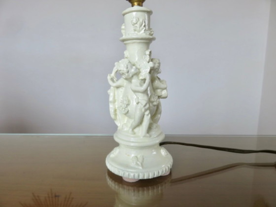 Image 1 of Par de lámparas de mesilla con forma de querubines, en resina blanca, 1970.