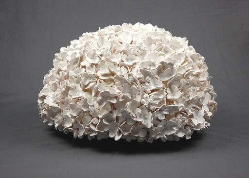 Witte, handgemaakte hortensia bloemsculptuur - Groot botanisch kunstwerk dat de aandacht trekt.
