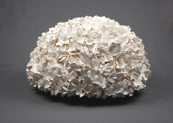 Image 1 of Witte, handgemaakte hortensia bloemsculptuur - Groot botanisch kunstwerk dat de aandacht trekt.