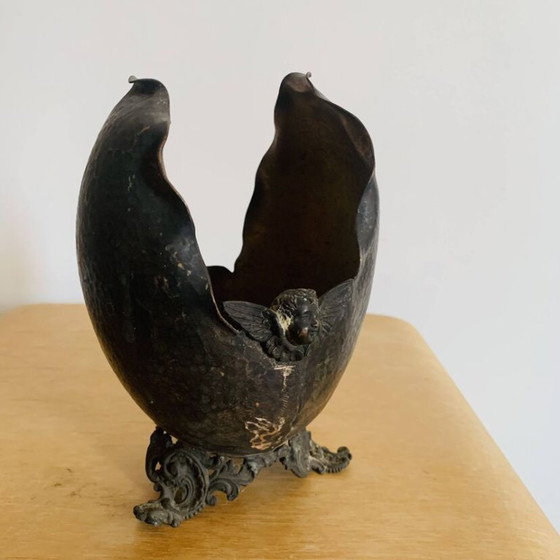 Image 1 of Antieke decoratieve schaal van gehamerd metaal, versierd met putto's.
