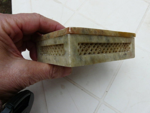 Schmuckkästchen aus grünem Onyx mit Intarsien aus Marmor und Perlmutt