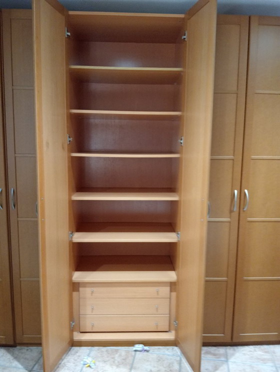 Image 1 of Armoire semi-neuve à 6 portes, 2,50 m de large et 2,40 m de haut