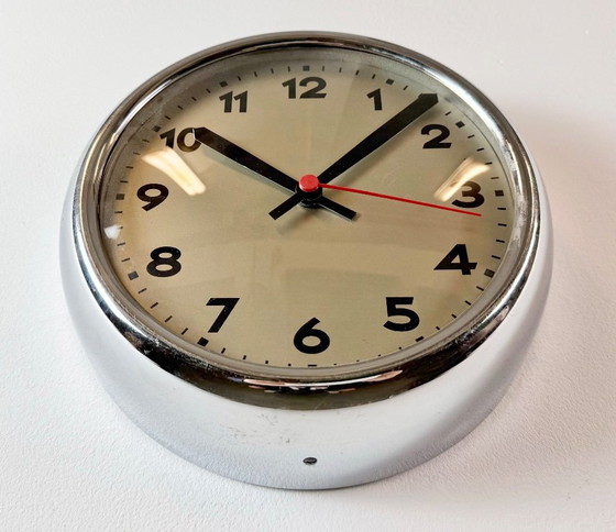 Vintage Wall Clock from PRAGUR, 1940s – Glass, Chrome (photo 7 of 19)