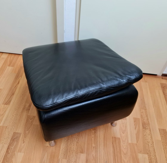 Image 1 of Puf reposapiés otomano Schillig de cuero negro