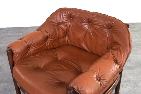 Sillón de roble y cuero de mediados de siglo, diseñado por Arne Norell para Coja en la década de 1960. (photo 8 of 12)