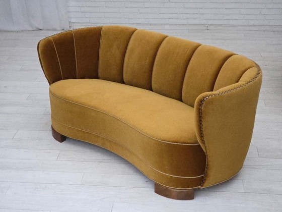 Image 1 of Deense "Banan" tweezitsbank uit de jaren 60, origineel olijfgroen meubelvelours.