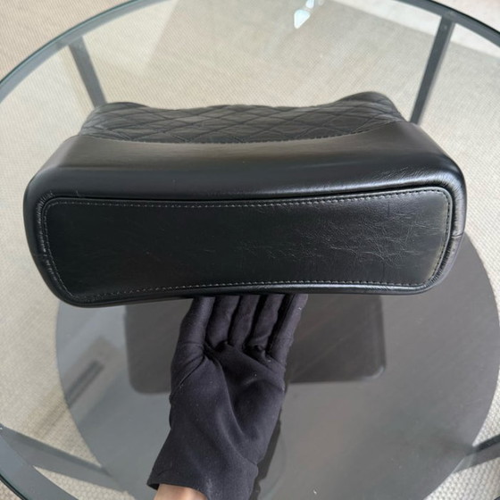 Image 1 of Borsa Chanel Gabrielle Medium - Pelle di vitello trapuntata invecchiata, nera, bicolore oro, serie 24