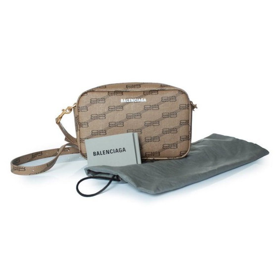 Image 1 of Borsa a tracolla Balenciaga, modello monogramma BB, colore beige.