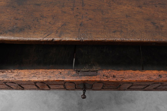 Image 1 of Mesa auxiliar de roble tallada a mano en estilo wabi wabi, España, Siglo XVII