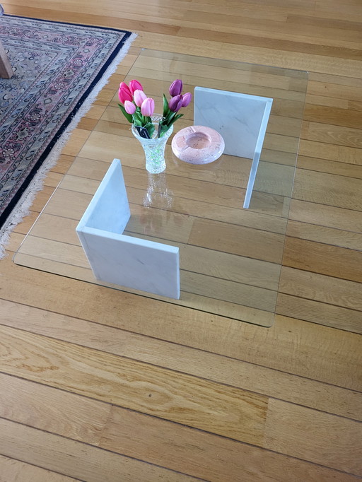 Table basse en verre avec base en marbre blanc