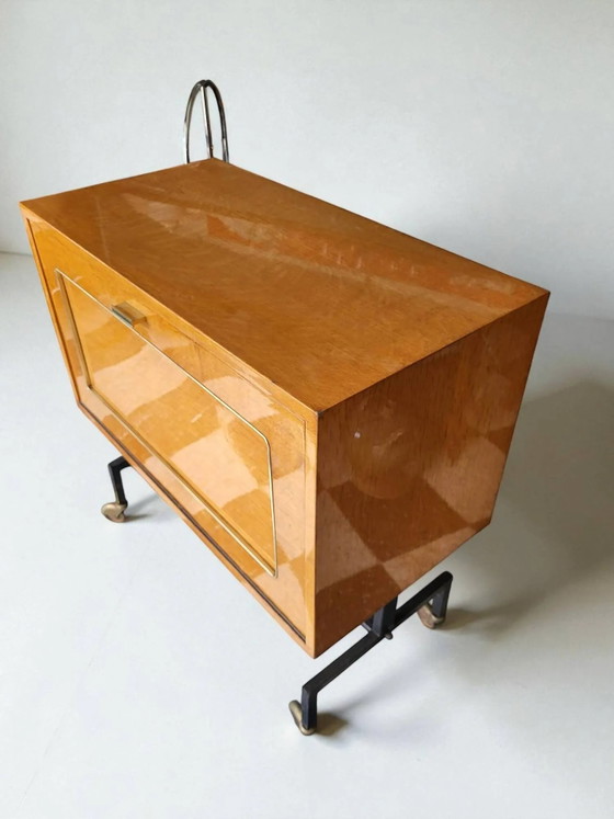 Mueble bar bajo con ruedas de los años 60 – Taburetes de bar, Wood, Vintage (photo 6 of 10)