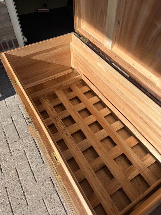 Chinesische Deckenkiste – Kommoden, Holz, Messing (photo 5 of 11)