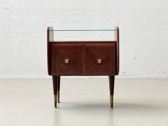 Image 1 of Ensemble de 2 tables de chevet en acajou de style milieu du siècle avec plateaux en verre, années 1960