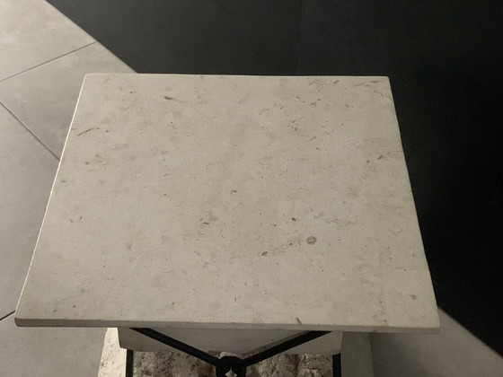 Image 1 of Travertin en ijzeren sokkeltafel met "gebroken" ontwerp