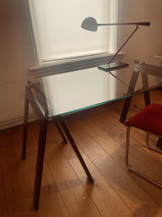 Gaetana Design Bureautafel Met Transparant Glazen Blad Zwart Metalen Poten met rood accent – Zanotta (photo 4 of 13)
