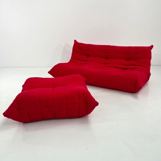 Divano a tre posti Togo rosso con pouf, disegnato da Michel Ducaroy per Ligne Roset, anni '70.