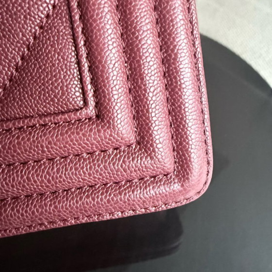 Image 1 of Chanel Boy Medium - Caviar 25CM Chevron Rood Goudkleurige Hardware Serie 28