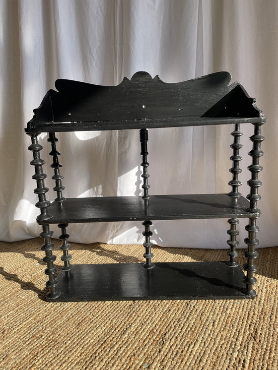 Image 1 of Vintage gedraaide houten volkskunst spoelhouder