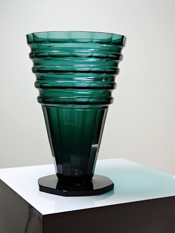 Large Antique Art Deco Cut Emerald Crystal Vase, Bohemia 1920-1930 – Bohême (photo 8 of 14)