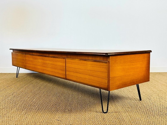 Image 1 of Aparador bajo escandinavo de teca con patas de horquilla, 1960.