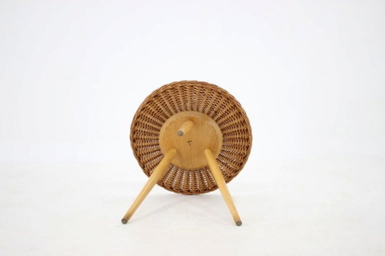 Tavolino laterale in vimini e legno degli anni '70, di produzione ceca, disegnato da Jan Kalous per ÚLUV. (photo 6 of 6)