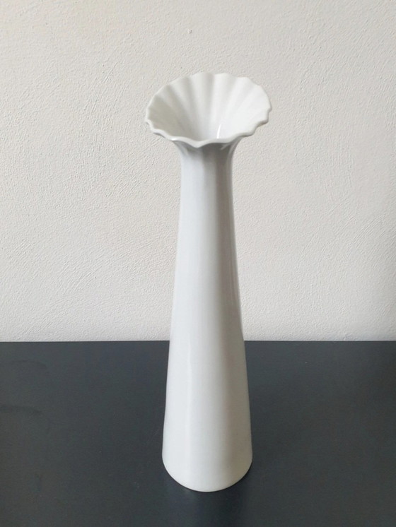 Image 1 of Tirschenreuth Designvaas | Slanke Vaas met Geschubde Kraag | Duits Porselein Jaren '80