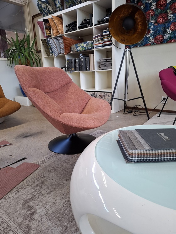 Image 1 of Artifort F557