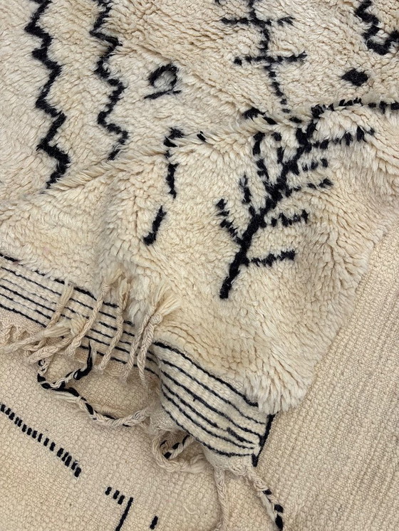 Image 1 of Tapis berbère marocain luxueux en laine 250x350 cm – Tapis berbère blanc et noir – Tapis marocain authentique 