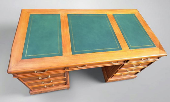 Escritorio inglés clásico con incrustación de cuero en estado nuevo, dimensiones 150x75 y 76cm de alto. (photo 3 of 5)