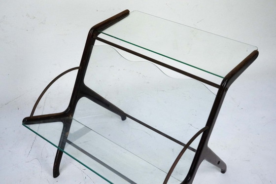 Image 1 of Tijdschriftenrek van Ico Parisi, vervaardigd uit hout, messing en glas. Italië, jaren 1950.