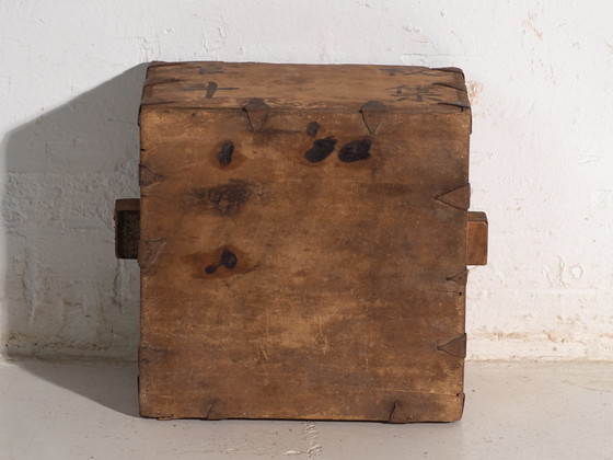 Vintage Dou Grain Measure in Elm Wood, China, circa 1940, Decorative Objects, Iron, Black, Rustic (photo 9 of 9)