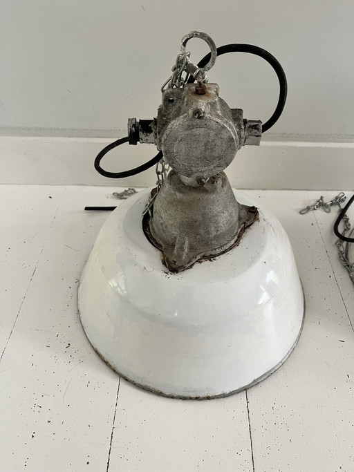 2 Vintage Industrial Lamps – plafondlampen, Cast Iron, Other (photo 2 of 5)
