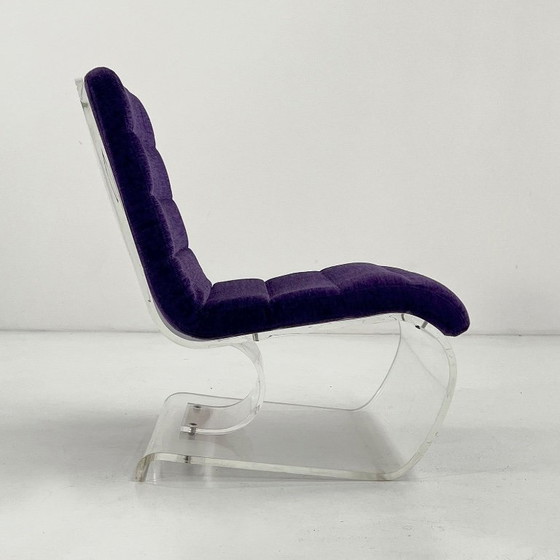 Image 1 of Fauteuil lounge de style futuriste en plexiglas avec coussin violet, années 1970