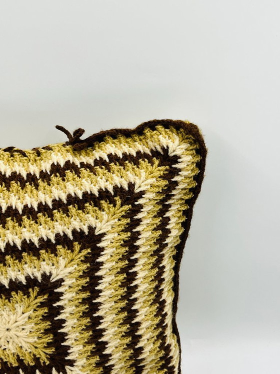 Image 1 of Coussin en crochet vintage années 70