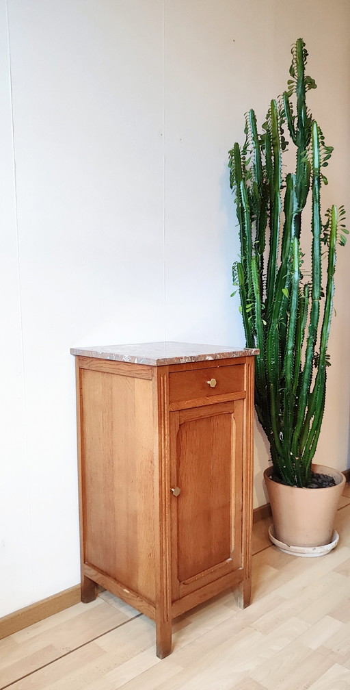 Mueble de madera maciza con tapa de mármol.