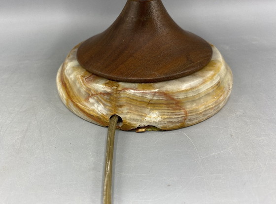 Image 1 of Vintage Mid-Century Tafellamp – Houten & Onyx Voet, Messing Details, Design Jaren 50 – 60 - Unieke Decoratieve Lamp