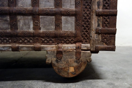 Image 1 of Antike Hochzeitstruhe aus Holz und Eisen, Indien, 19. Jahrhundert