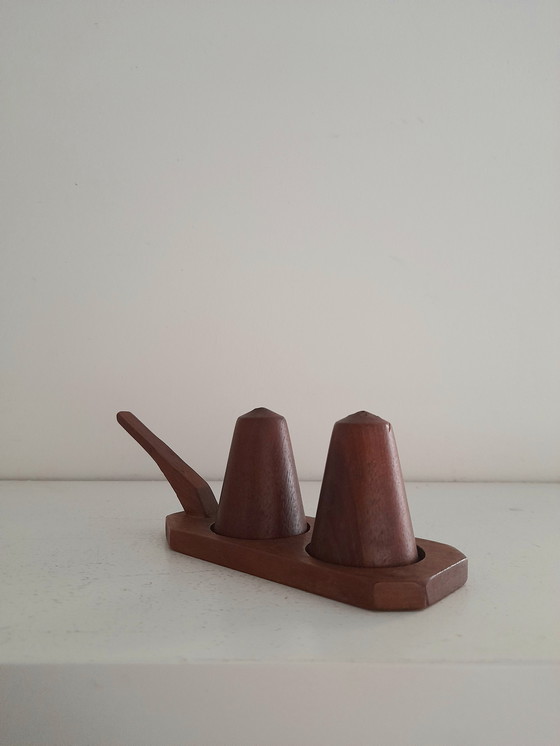 Image 1 of Pepe e sale su un espositore in teak