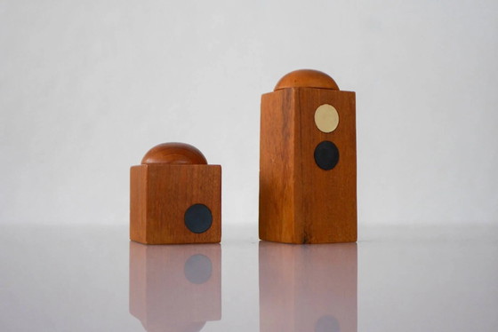 Image 1 of Ensemble de 2 salières et poivrières en teck de style moderniste danois.