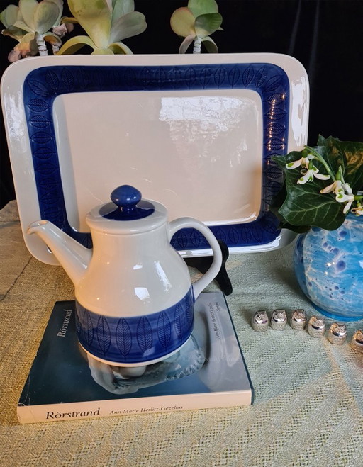 Hertha Bengston entwirft Koka Blue für die Rörstrand Kaffee-Teekanne.