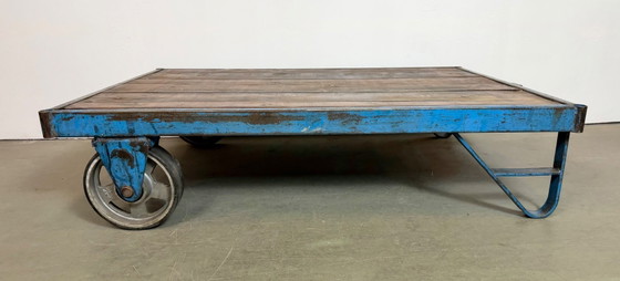 Image 1 of Carrito de mesa de centro industrial azul grande, década de 1960.