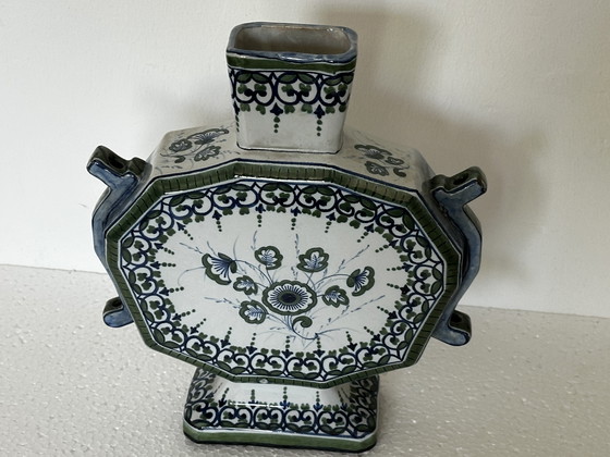 Image 1 of Vaso ottagonale, fine XIX secolo, in stile Delft - marchio non identificato